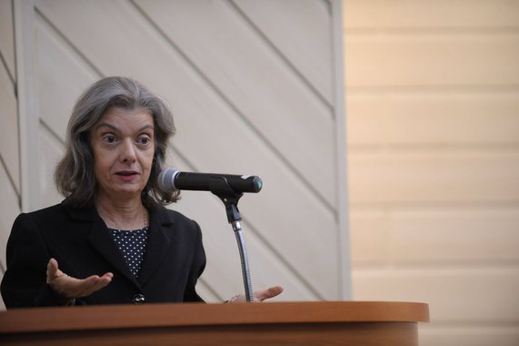 Jornalista Josias de Souza lembra que, em 2006, a presidente do STF, Carmen Lúcia, indeferiu o pedido de liberdade de um deputado estadual de Rondônia acusado de corrupção e manteve o parlamentar preso; “Imunidade é prerrogativa que advém da natureza do cargo exercido. Quando o cargo não é exercido segundo os fins constitucionalmente definidos, aplicar-se cegamente a regra que a consagra não é observância da prerrogativa, é criação de privilégio”, disse; segundo Josias, ela "rasgou o voto memorável de 2006" ao desempatar o julgamento que transferiu para o Legislativo a decisão de afastar ou não parlamentares