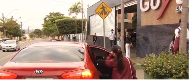 No último dia 20, um dos alunos do 8º ano atirou em colegas dentro da sala de aula, matando dois adolescentes e ferindo quatro; na semana passada, foram realizadas reuniões com psicólogos, pais e professores de todos os segmentos da escola; os estudantes do ensino fundamental do 6º ao 9º ano retornam às aulas amanhã (31); o estudante de 14 anos que atirou contra os colegas disse à polícia que era vítima de bullying e que se inspirou nos casos de Columbine, nos Estados Unidos, e Realengo, no Rio de Janeiro, em que atiradores também abriram fogo dentro de escolas