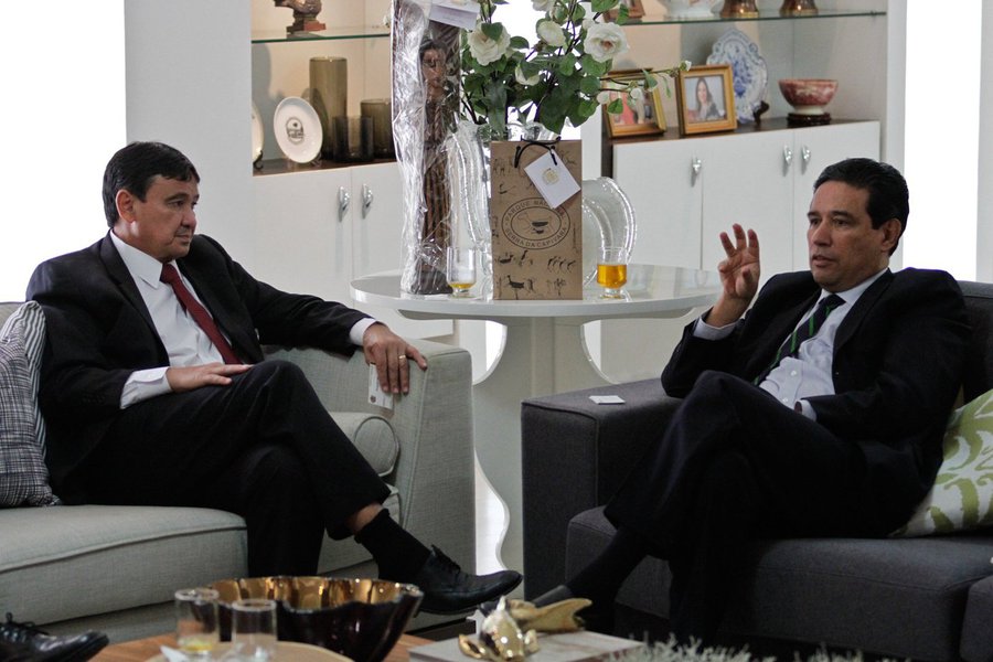O governador Wellington Dias reuniu-se, no Palácio de Karnak, com o diretor e o executivo sênior do Banco de Desenvolvimento da América Latina (CAF), Victor Rico e José Rafael Neto; uma parceria foi firmada com o objetivo de conseguir recursos de U$ 200 milhões para investimentos em saneamento básico no Piauí; a pretensão é que os recursos sejam implantados em duas etapas