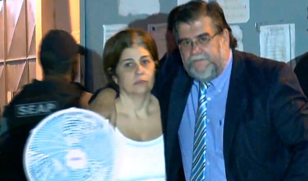 Ex-governadora do Rio de Janeiro Rosinha Garotinho deixou a Cadeia Pública José Frederico Marques, em Benfica, no início da madrugada desta quinta-feira (30) e já se está em seu apartamento, no Flamengo, na zona sul da cidade; proibida de deixar o Rio, a ex-governadora ficará em liberdade restrita, com recolhimento noturno, e terá de usar tornozeleira eletrônica; ela foi beneficiada por decisão unânime nos desembargadores do Tribunal Regional Eleitoral (TRE), que acolheram um habeas corpus impetrado por sua defesa