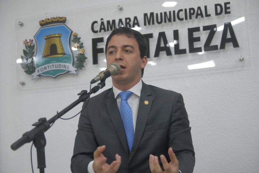 De autoria do vereador Célio Studart (SD), projeto de lei que prevê multas de até R$ 2 mil para indivíduos que cometam atos de assédio contra mulheres em Fortaleza foi aprovado nesta terça-feira (14), na Câmara Municipal. “Não há como conceber que o desrespeito e qualquer ato atentatório à dignidade da mulher subsista em nossa cidade”, justifica o vereador. O projeto segue agora para sanção ou veto do prefeito Roberto Cláudio (PDT)