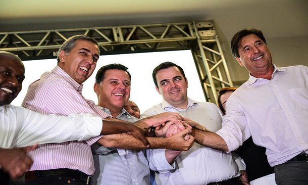 Governador Marconi Perillo foi recebido com carinho pela população de Aparecida de Goiânia para a assinatura do convênio do Programa Goiás na Frente com a Prefeitura para a transferência de R$ 12,5 milhões, que serão aplicados pavimentação urbana na construção de novo prédio para a Câmara de Vereadores; mais de 1,5 mil pessoas lotaram o auditório da Associação Comercial e Industrial de Aparecida de Goiânia (Aciag) para participar da assinatura do convênio com o prefeito Gustavo Mendanha (PMDB)