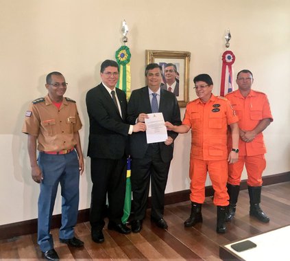 O governador do Maranhão, Flávio Dino, assinou atos de nomeação de novos 1.196 policiais, de 27 bombeiros e anunciou o novo concurso para a PM, Polícia Civil e Corpo de Bombeiros; de acordo com o governo, a PM-MA alcança uma marca histórica e, pela primeira vez em 180 anos de existência, ultrapassa a marca de 10 mil policiais