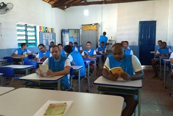Dados da Coordenação de Ensino Prisional da Secretaria de Justiça do Piauí apontam que 36,2% das pessoas privadas de liberdade no sistema penitenciário estão em algum programa educacional desenvolvido nos presídios do Estado, em 2017; Informações do Departamento Penitenciário Nacional (Depen) apontam que, em 2014, apenas 164 detentos estudavam nas unidades penais do Piauí, o equivalente a 5,1% da população carcerária total; de 2015 para 2017, o crescimento de reeducandos estudando foi de cerca de 300%