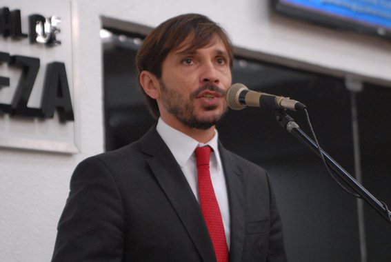 O vereador Guilherme Sampaio (PT) defendeu os professores da rede municipal de ensino, que estavam em greve e voltaram para as salas de aula por conta de uma decisão judicial. Para o parlamentar, a falta de reajuste salarial dos servidores também é ilegal. Ele comentou que que desde 1º de janeiro os professores e demais servidores deveriam ter tido o reajuste salarial anual, já que representa a recuperação das perdas inflacionárias. "O valor inicial da carreira para nível médio está abaixo do valor do piso nacional. Isso não é ilegalidade? O prefeito não mandou a lei que corrige o salário de professores para esta Casa. Se tivesse mandado, não haveria ilegalidade", explicou