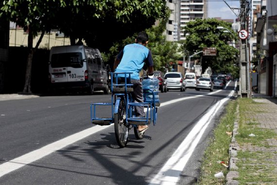 O Governador Camilo Santana lança nesta segunda-feira (18), em solenidade no Palácio da Abolição, o Programa Sinalize – Programa de Segurança no Trânsito. Com investimento de R$ 120 milhões, o programa irá beneficiar a área urbana dos 184 municípios cearenses, com sinalização de trânsito e requalificação viária, que inclui implementação de ciclovias e calçadas