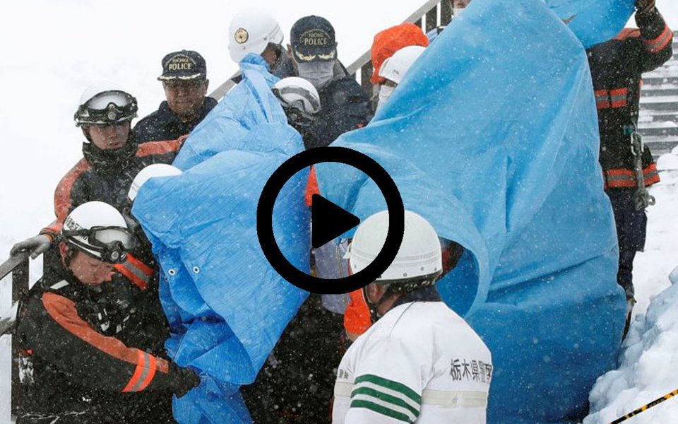 Pelo menos oito adolescentes morreram e 30 pessoas ficaram feridas depois que uma avalanche surpreendeu um grupo de estudantes em uma pista de esqui no centro do Japão; cerca de 60 adolescentes e professores de sete colégios estavam na pista de esqui do complexo Nasuonsen Family Ski Resort, da cidade de Nasu - a cerca de 200 quilômetros ao norte de Tóquio - no momento da avalanche, segundo informações das autoridades da região divulgadas pela emissora pública NHK