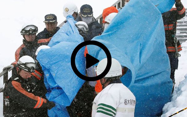 Pelo menos oito adolescentes morreram e 30 pessoas ficaram feridas depois que uma avalanche surpreendeu um grupo de estudantes em uma pista de esqui no centro do Japão; cerca de 60 adolescentes e professores de sete colégios estavam na pista de esqui do complexo Nasuonsen Family Ski Resort, da cidade de Nasu - a cerca de 200 quilômetros ao norte de Tóquio - no momento da avalanche, segundo informações das autoridades da região divulgadas pela emissora pública NHK
