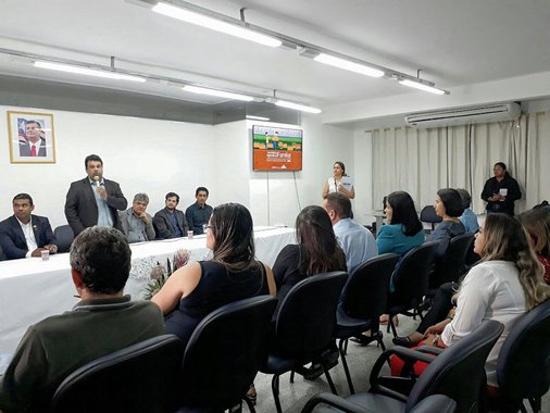 O governo do Estado, por meio do Sistema de Agricultura Familiar (SAF) em parceria com o Governo Federal, através da Secretaria Especial de Agricultura e Desenvolvimento Agrário (SEAD/PR), a Delegacia Federal do Desenvolvimento Agrário do Maranhão (DFDA/MA) e a Federação dos Municípios Maranhenses (Famem) lançou o Plano Safra da Agricultura Familiar 2017-2020; de acordo com o secretário de Estado da Agricultura Familiar, Adelmo Soares, o Governo Federal, como todos os anos lança o Plano Safra, e a SAF, por sua vez, lança também aqui no Maranhão; “O Plano Safra contempla os agricultores familiares do Brasil, os quais são destinados R$ 30 bilhões, destes, em média, R$ 436 milhões são destinados para o Maranhão para investimentos da agricultura familiar”, explicou