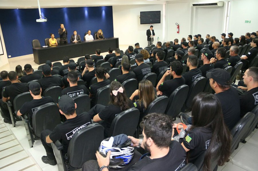 O governador Marconi Perillo nomeou nesta semana 577 agentes de segurança prisional oriundos do concurso público realizado em 2014; decreto com a relação nominal dos aprovados foi publicada no Diário Oficial do Estado desta quarta-feira (23); em abril, já haviam sido empossados 361 dos aprovados, que já fizeram curso de formação e aperfeiçoamento e encontram-se lotados nas unidades prisionais