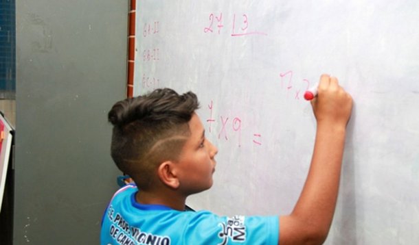 O Estado de Alagoas ganhou duas posições no ranking que mede as oportunidades na Educação oferecidas por estados e municípios brasileiros; os dados do Índice de Oportunidades da Educação Brasileira (IOEB), referentes ao ano de 2015, foram divulgados na semana passada e mostraram Alagoas na 21ª posição, contra a 23ª posição registrada no último levantamento, divulgado dois anos atrás; São Paulo manteve a primeira colocação, seguido de Minas Gerais