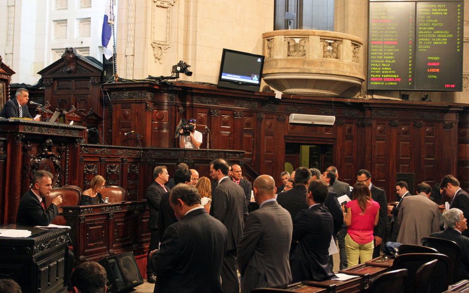 O governo do Rio encaminhou à Assembleia Legislativa do Estado (Alerj) projeto de lei para a criação do Fundo Estadual de Investimentos e Ações de Segurança Pública e Desenvolvimento Social (Fised), destinado a aumentar os recursos para a área de segurança com parte das verbas dos royalties do petróleo; em nota, o Palácio Guanabara disse que a expectativa é que o Fised gere recursos adicionais para a segurança da ordem de R$ 197 milhões já em 2018 e de R$ 340 milhões ao ano, em média, até 2027