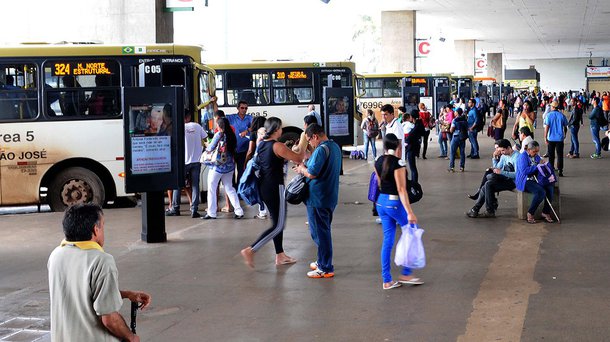 A paralisação prevista para esta quinta-feira (21) está suspensa até que os empresários de ônibus façam uma nova proposta; a proposta feita pela Associação das Empresas de Transporte Público Coletivo e Urbano de Passageiros (Transit) inclui aumento salarial de 5%, ticket alimentação e cesta básica