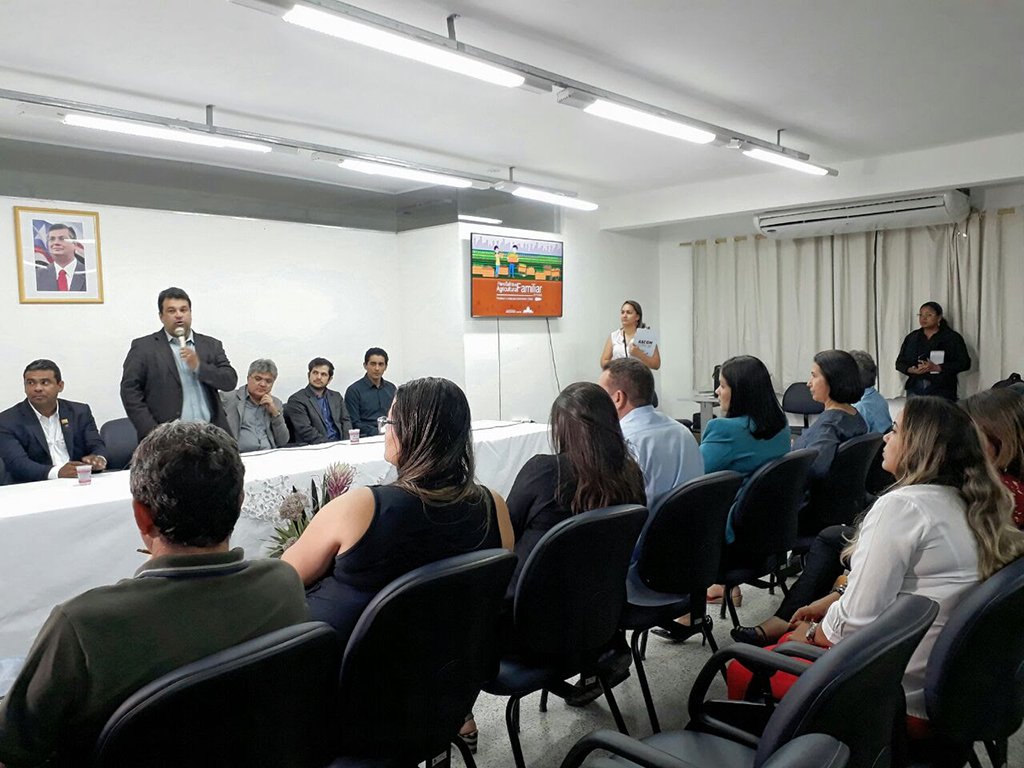 O governo do Estado, por meio do Sistema de Agricultura Familiar (SAF) em parceria com o Governo Federal, através da Secretaria Especial de Agricultura e Desenvolvimento Agrário (SEAD/PR), a Delegacia Federal do Desenvolvimento Agrário do Maranhão (DFDA/MA) e a Federação dos Municípios Maranhenses (Famem) lançou o Plano Safra da Agricultura Familiar 2017-2020; de acordo com o secretário de Estado da Agricultura Familiar, Adelmo Soares, o Governo Federal, como todos os anos lança o Plano Safra, e a SAF, por sua vez, lança também aqui no Maranhão; “O Plano Safra contempla os agricultores familiares do Brasil, os quais são destinados R$ 30 bilhões, destes, em média, R$ 436 milhões são destinados para o Maranhão para investimentos da agricultura familiar”, explicou