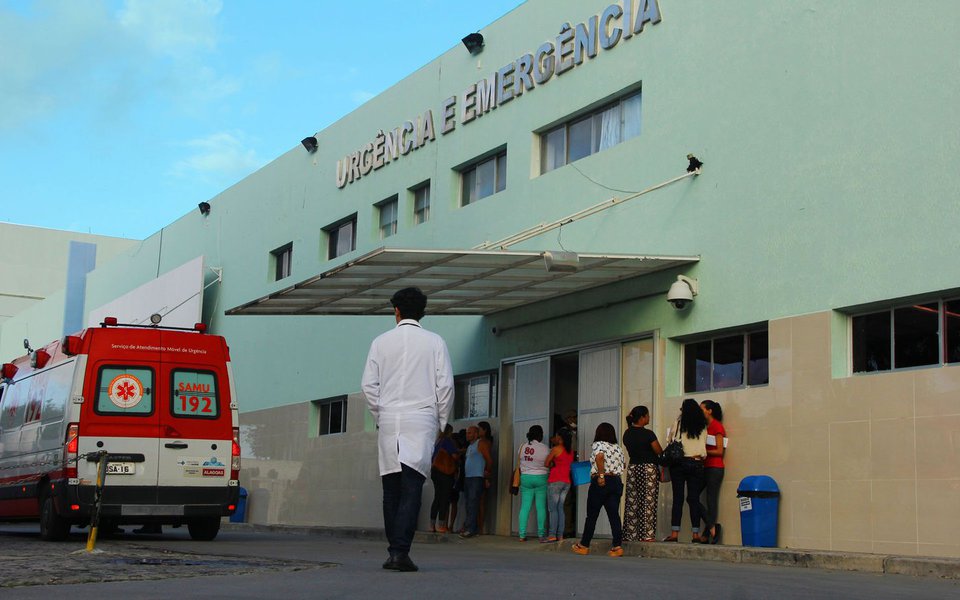 A Secretaria de Estado da Saúde (Sesau) gastou mais de R$ 180 mil em mobília, sendo que, deste valor, de acordo com o Portal da Transparência, foi adquirida uma persiana no valor de R$ 29 mil; este mês, a Polícia Federal (PF) e a Controladoria Geral da União deflagraram uma operação para apurar fatos supostamente criminosos ocorridos no órgão nos anos de 2015 e 2016; investigação apura um suposto esquema milionário de fraudes em licitações, com recursos do SUS