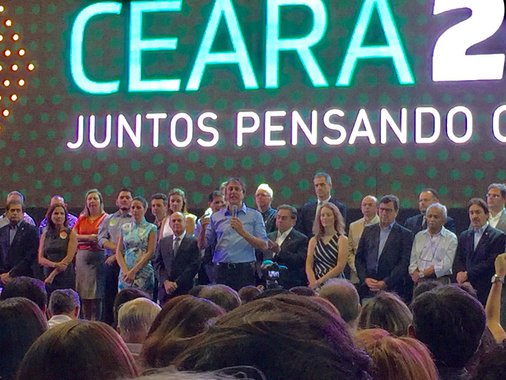O governador Camilo Santana comandou hoje pela manhã, no Centro de Eventos do Ceará, a solenidade de lançamento do Plano Estratégico de Desenvolvimento de Longo Prazo – Ceará 2050. Em seu discurso, o governador destacou a importância de se planejar o desenvolvimento a longo prazo e destacou ainda o caráter participativo da elaboração desse plano. Para o governador é muito importante que "todos os cearenses possam contribuir, possam colaborar nesse projeto, para pensar o futuro o Ceará" 