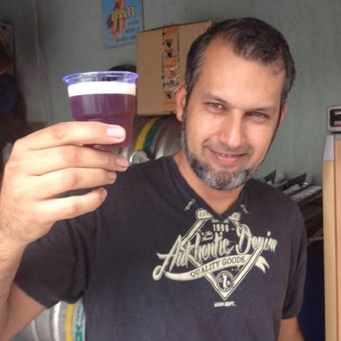 Um professor do Instituto Federal Fluminense (IFF), em Campos dos Goytacazes, no norte do estado, será investigado pelo crime de racismo; a 2ª Vara Federal de Campos aceitou denúncia feita pelo Ministério Público Federal contra o docente Maurício Nunes Lamonica; em março de 2016, o professor postou mensagem nas redes sociais comparando a mulher negra a uma cerveja escura; numa foto segurando uma cerveja, ele disse: "Para ninguém achar que eu não gosto de afrodescendente. Nega gostosa. Uh! Foi mal"