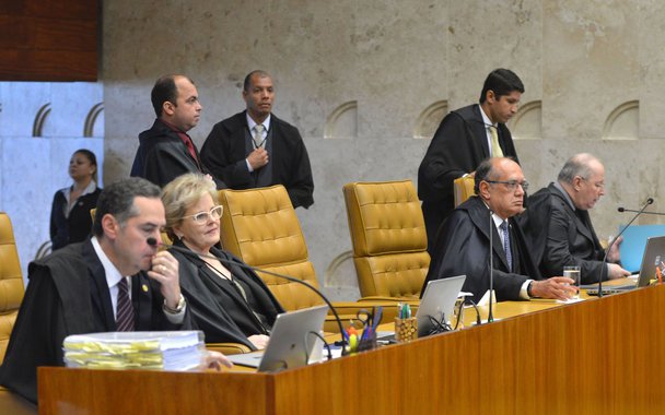 Até quando o Supremo Tribunal Federal e o Conselho Nacional de Justiça vão assistir, de camarote, a perseguição a Lula? Até quando o juiz Sergio Moro agirá como acusador, com escandalosa parcialidade, negando à defesa do ex-presidente operário todos os seus pedidos?