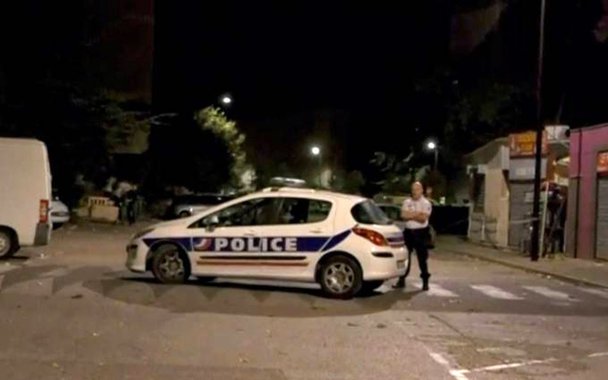 Oito pessoas foram feridas a tiros em frente a uma mesquita na cidade francesa de Avignon, no sul do país, em um incidente que a polícia considerou como um acerto de contas entre jovens e não um ataque militante; jornal regional La Provence, que foi o primeiro a relatar o incidente, citou uma fonte judicial que teria dito que a polícia "não está de maneira nenhuma tratando isso como relacionado com terrorismo", e que suspeita de uma disputa entre jovens