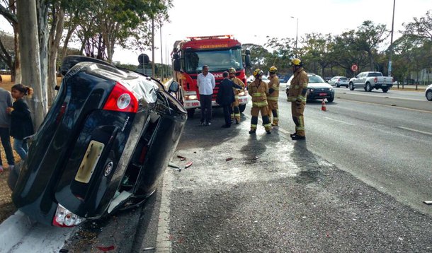 Carro que transportava um dos cinco filhos de Michel Temer se envolveu em um acidente e capotou em uma rua da Asa Sul, em Brasília; acidente, que aconteceu na manhã desta quinta-feira (24) envolveu dois automóveis, um Corsa e um Ford Focus, no Eixão Sul; veículo, dirigido por um sargento do Exército, bateu e tombou quando levava Eduardo (18) para a universidade; nenhum dos envolvidos no acidente sofreu ferimentos, segundo o Corpo de Bombeiros