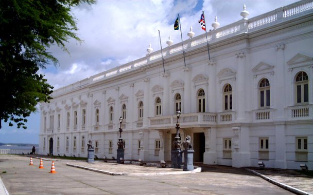 A redução de transferências constitucionais e a interrupção de obras e investimentos federais acabaram paralisando investimentos em muitos estados do Brasil, mas, de acordo com o governo do Maranhão, o cenário é oposto no estado, com aumento de mais R$ 241,3 milhões em relação ao primeiro semestre do ano passado; o valor representa um aumento de 8,2%, com destaque para investimentos em obras de saúde, saneamento básico e infraestrutura