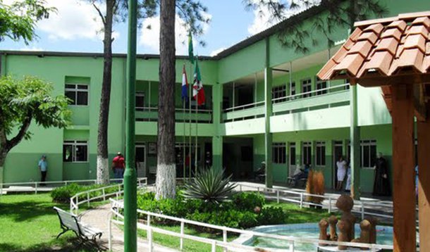 O Ministério Público de Alagoas (MPE/AL) investiga suposta contratação de familiares do prefeito Areski Damara de Omena Freitas Júnior para exercer cargos políticos, comissionados e temporários no Município de União dos Palmares; MPE requisitou a relação de todos os parentes do prefeito que ocupam cargos públicos, a espécie do vínculo funcional, data de admissão e grau de parentesco com o prefeito; e a relação de todos os parentes dos secretários municipais com cargos, devendo constar a espécie do vínculo funcional, data de admissão e grau de parentesco com o secretário
