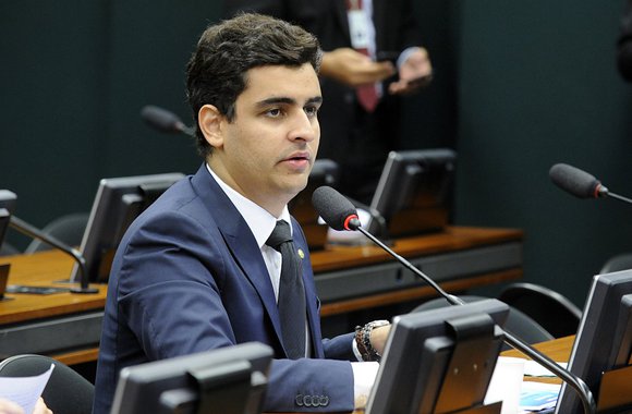 Além de escolher seus representantes no executivo e no legislativo, o alagoano pode começar a decidir também onde devem ser investidos R$ 2 milhões de emendas; ideia foi lançada pelo deputado federal JHC (PSB), que deixará que a população vote na destinação a que ele tem direito em emendas impositivas