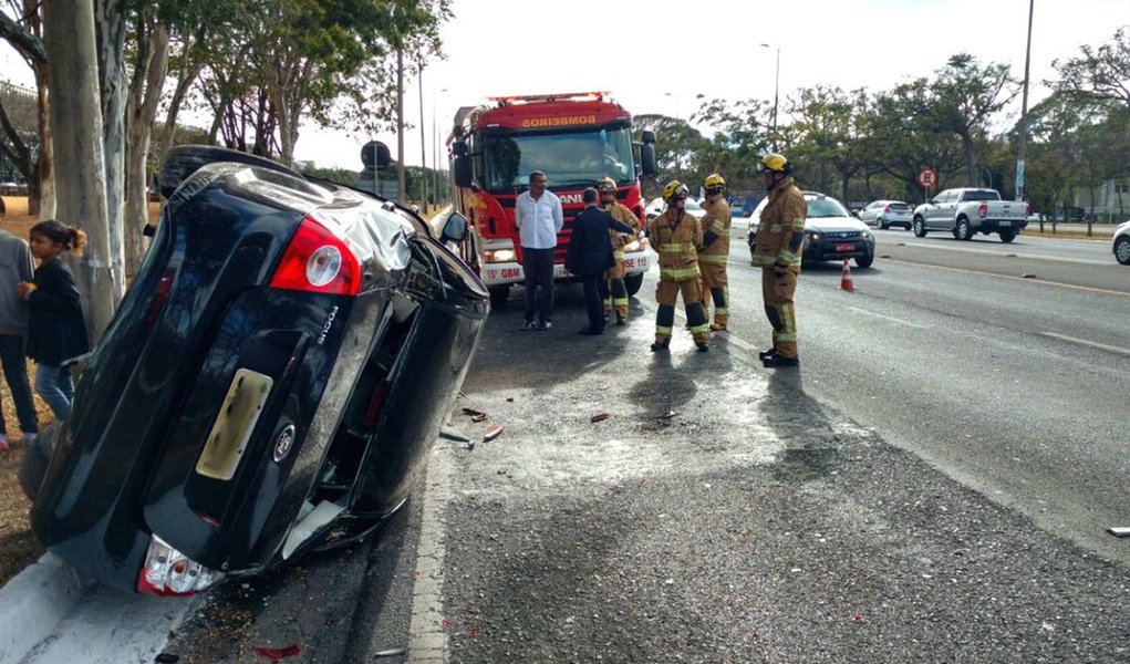 Carro que transportava um dos cinco filhos de Michel Temer se envolveu em um acidente e capotou em uma rua da Asa Sul, em Brasília; acidente, que aconteceu na manhã desta quinta-feira (24) envolveu dois automóveis, um Corsa e um Ford Focus, no Eixão Sul; veículo, dirigido por um sargento do Exército, bateu e tombou quando levava Eduardo (18) para a universidade; nenhum dos envolvidos no acidente sofreu ferimentos, segundo o Corpo de Bombeiros