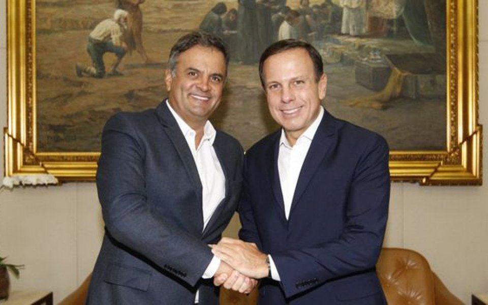 Tentando pavimentar sua pré-candidatura à Presidência da República, o prefeito de São Paulo, João Doria (PSDB), vem buscando uma reaproximação com o grupo do senador e presidente afastado da legenda, Aécio Neves (MG); distanciamento entre eles havia se dado após Doria defender o afastamento do correligionário em virtude dele ter sido denunciado por corrupção no âmbito da Lava Jato; Doria disputa a pré-candidatura tucana com o governador de São Paulo, Geraldo Alckmin, que briga com Aécio pelo comando da legenda