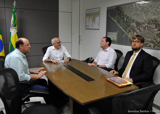 O prefeito de Aracaju, Edvaldo Nogueira (PCdoB), recebeu, na tarde desta sexta-feira, (06), em seu gabinete, o deputado federal André Moura (PSC), líder do governo federal no Congresso Nacional, e o deputado estadual Gilmar Carvalho para discutir obras na capital sergipana; na pauta, a liberação de recursos para obras contra enchentes e para a construção de creches