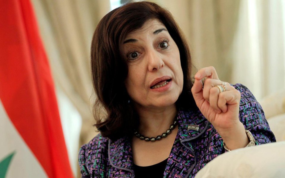 
Buthaina Shaaban, conselheira do presidente sírio Bashar Assad, declarou, em uma entrevista à Sputnik Árabe, que a abertura da Exposição Internacional de Damasco depois de cinco anos de intervalo tem uma grande importância; "É uma mensagem clara para todo o mundo que a guerra acabou e nós começamos restaurando o país", destacou
