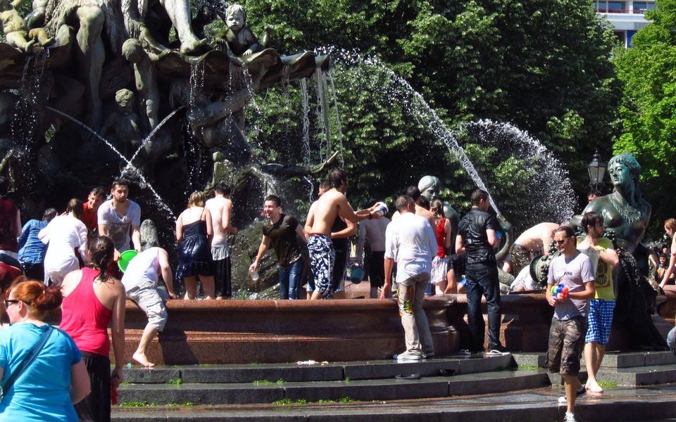 "Enquanto o brasileiro médio sonha com Paris, Roma, Berlim e o Bolsonaro, mais países europeus avançam em debates sobre a liberação das drogas e a regulamentação da prostituição, como já faz a Holanda. Aborto é um direito conquistado, debates de gênero são estimulados dentro das mais renomadas instituições de ensino. O estado é (quase sempre) laico. Ninguém tem armas e nem pensa em sua liberação. Serviços de limpeza doméstica tem que respeitar o valor mínimo por hora, assim como os profissionais que cuidam de crianças, dos jardins ou que trabalham em bares e restaurantes. Existe diferença social? Infelizmente existe, mas é muito, muito menor do que se vê no Brasil", diz Ivana Ebel, em seu blog