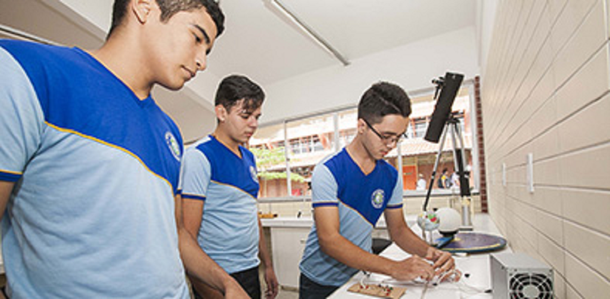 O Estado do Ceará é o primeiro do Nordeste e o segundo do País com o maior número de estudantes matriculados na rede pública em Educação Profissional de Nível Médio. São 47.034 alunos que conciliam o tradicional Ensino Médio com disciplinas voltadas para o mercado de trabalho. O dado é do Anuário Brasileiro da Educação 2017, divulgado pelo Movimento Todos pela Educação. O Estado também é o primeiro no ranking do Nordeste com o maior número de estudantes matriculados e que concluem o Ensino Médio regular