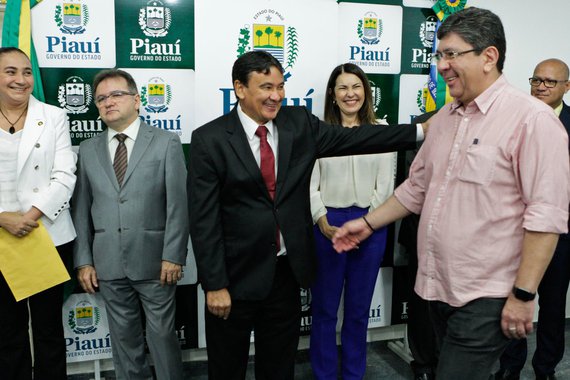 O governador Wellington Dias assinou Termo de Fomento nesta quarta-feira com 22 comunidades terapêuticas para prevenção, tratamento e reinserção social e familiar de pessoas com dependência química; o programa terá anual de até R$ 7,6 milhões, que serão repassados de acordo com a quantidade de vagas ocupadas; Dias destacou que a medida contribuirá para a redução da criminalidade; "Não há um caminho único para o combate às drogas. São muitas as políticas e o Piauí aposta na prevenção, na diminuição do consumo pela redução da dependência. Estamos ultrapassando 1.500 vagas para tratamento, mas a meta é alcançar em torno de três mil vagas", disse o governador