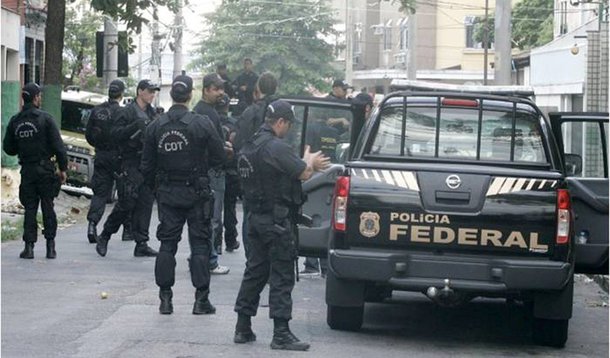 A Polícia Federal deflagrou a Operação Turing, com o objetivo de desarticular uma organização criminosa composta por servidores públicos e particulares que causavam embaraço a investigações da PF no estado; quatro pessoas foram presas, entre elas, blogueiros; aproximadamente 80 policiais federais estão cumprindo 23 mandados judiciais, sendo 4 de prisão temporária, 4 de condução coercitiva e 15 de busca e apreensão, em residências e locais de trabalho dos investigados; as ordens judiciais foram expedidas pela 2ª Vara da Justiça Federal de São Luís