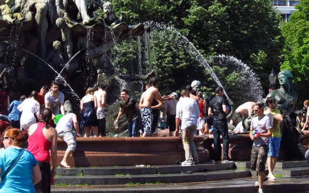 "Enquanto o brasileiro médio sonha com Paris, Roma, Berlim e o Bolsonaro, mais países europeus avançam em debates sobre a liberação das drogas e a regulamentação da prostituição, como já faz a Holanda. Aborto é um direito conquistado, debates de gênero são estimulados dentro das mais renomadas instituições de ensino. O estado é (quase sempre) laico. Ninguém tem armas e nem pensa em sua liberação. Serviços de limpeza doméstica tem que respeitar o valor mínimo por hora, assim como os profissionais que cuidam de crianças, dos jardins ou que trabalham em bares e restaurantes. Existe diferença social? Infelizmente existe, mas é muito, muito menor do que se vê no Brasil", diz Ivana Ebel, em seu blog