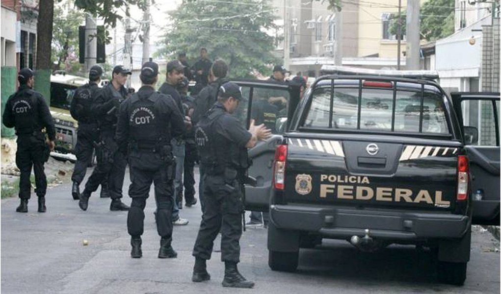 A Polícia Federal deflagrou a Operação Turing, com o objetivo de desarticular uma organização criminosa composta por servidores públicos e particulares que causavam embaraço a investigações da PF no estado; quatro pessoas foram presas, entre elas, blogueiros; aproximadamente 80 policiais federais estão cumprindo 23 mandados judiciais, sendo 4 de prisão temporária, 4 de condução coercitiva e 15 de busca e apreensão, em residências e locais de trabalho dos investigados; as ordens judiciais foram expedidas pela 2ª Vara da Justiça Federal de São Luís