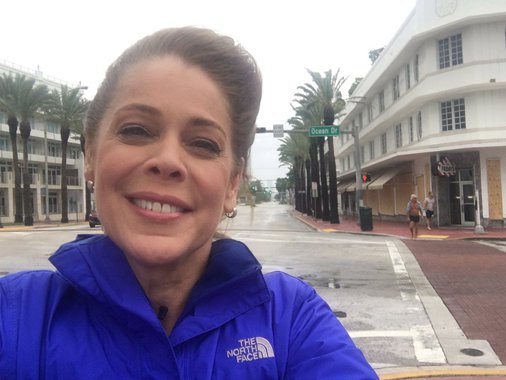 Jornalista Sandra Coutinho, correspondente da Globonews nos Estados Unidos, postou em suas redes sociais, um foto em que aparece sorrindo para anunciar a chegada do furacão Irma, o maior já registrado na história, e que já causou pelo menos 28 pessoas, sendo 25 no Caribe e três na Flórida; jornalista foi ridicularizada por seguidores 