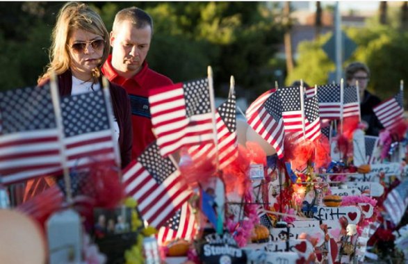 Uma ação representando as vítimas do massacre de Las Vegas, o pior ataque a tiros da história moderna dos Estados Unidos, foi aberta contra os fabricantes dos chamados bump stocks, peças que automatizam rifles e que o atirador usou para obter uma velocidade de disparo semelhante à de armas automáticas; a ação civil coletiva proposta e apresentada em um tribunal estadual do condado de County, no Estado de Nevada, no final de semana e anunciada nesta terça-feira acusa a Slide Fire Solutions e outros fabricantes não identificados de negligência indutora de sofrimento emocional a milhares de pessoas que testemunharam ou ficaram feridas no ataque do dia 1º de outubro