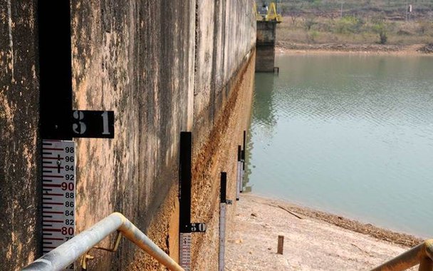 Pelo menos 25 cidades de Minas Gerais já tiveram o racionamento decretado pela Copasa, o que afeta mais de 760 mil pessoas, e 78 tiveram decretada situação de emergência pela Defesa Civil por causa da seca, sendo a maioria no Norte do estado