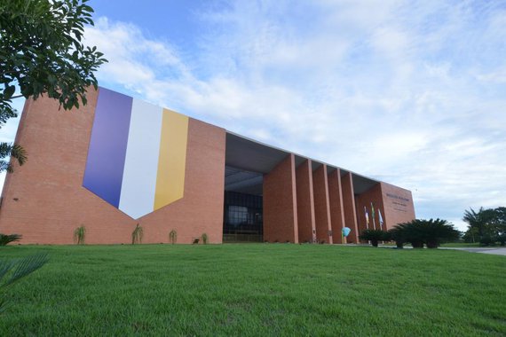 Assembleia Legislativa ingressou com ação na Justiça pedindo o bloqueio de R$ 9 milhões das contas do governo do Estado, referente ao pagamento do duodécimo da Casa de Leis; o governo não repassou a integralidade do duodécimo referente a março, que deveria ser pago até o dia 20 do mês. A ação com pedido cautelar contra o Palácio Araguaia três dias depois de vencido o prazo, dia 23; liminar concedida ao Parlamento no dia 28 do mês passado determinava ao Executivo a realizar o pagamento de R$ 20,4 milhões referente ao duodécimo de forma imediata; apesar da decisão, o Palácio Araguaia repassou cerca de R$ 11 milhões no dia 30 de março