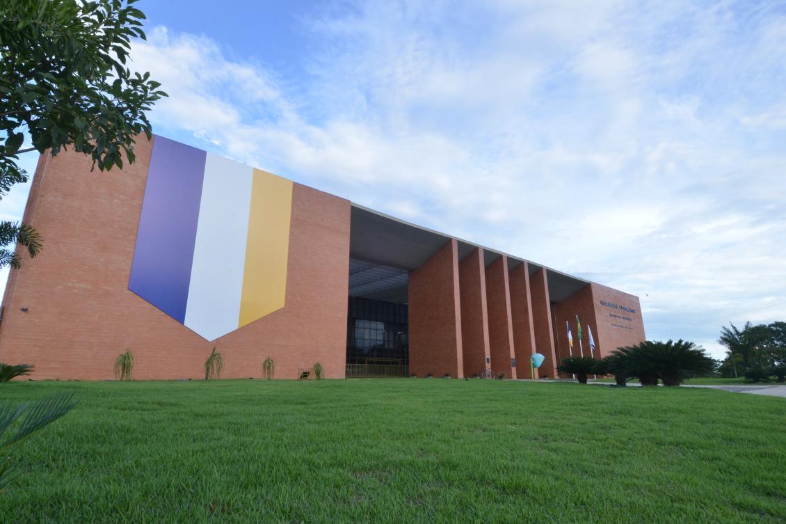 Assembleia Legislativa ingressou com ação na Justiça pedindo o bloqueio de R$ 9 milhões das contas do governo do Estado, referente ao pagamento do duodécimo da Casa de Leis; o governo não repassou a integralidade do duodécimo referente a março, que deveria ser pago até o dia 20 do mês. A ação com pedido cautelar contra o Palácio Araguaia três dias depois de vencido o prazo, dia 23; liminar concedida ao Parlamento no dia 28 do mês passado determinava ao Executivo a realizar o pagamento de R$ 20,4 milhões referente ao duodécimo de forma imediata; apesar da decisão, o Palácio Araguaia repassou cerca de R$ 11 milhões no dia 30 de março