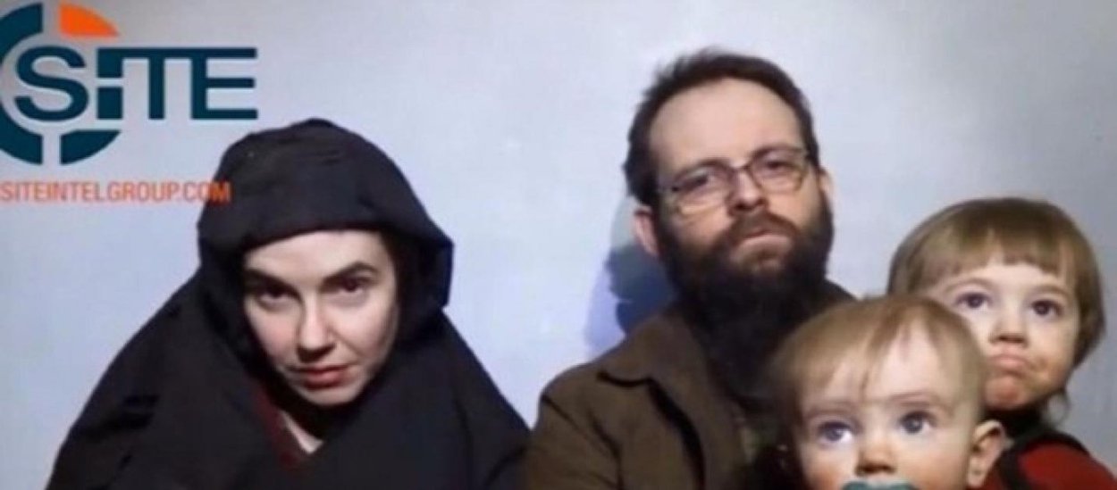 Um casal libertado no Paquistão quase cinco anos após ter sido sequestrado no Afeganistão voltou na sexta-feira ao Canadá, onde o marido afirmou que sua filha foi assassinada e a sua mulher, estuprada; a norte-americana Caitlan Coleman e seu marido, o canadense Joshua Boyle, foram sequestrados enquanto viajavam pelo Afeganistão em 2012, pela rede Haqqani, aliada do Taliban