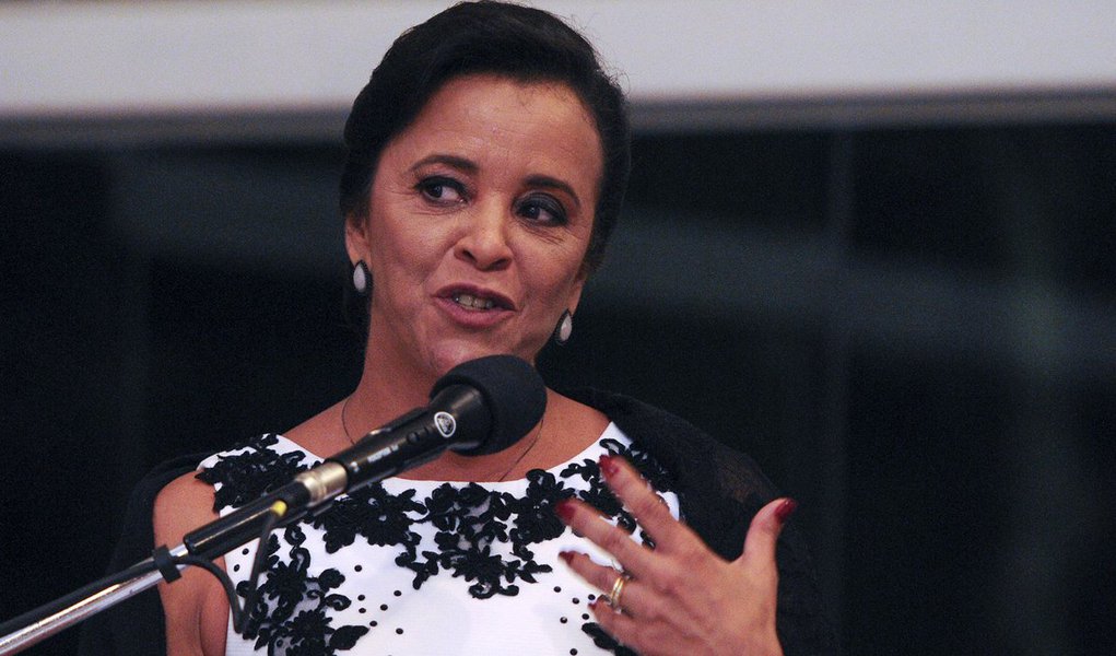 
A primeira-dama do Distrito Federal, Márcia Rollemberg, faz tratamento contra um câncer no útero e "reage muito bem", informou o governo do Distrito Federal; aos 56 anos, Márcia enfrenta a doença desde julho e, até a segunda-feira (13), havia passado por 11 das 18 sessões de quimioterapia recomendadas pelos médicos
