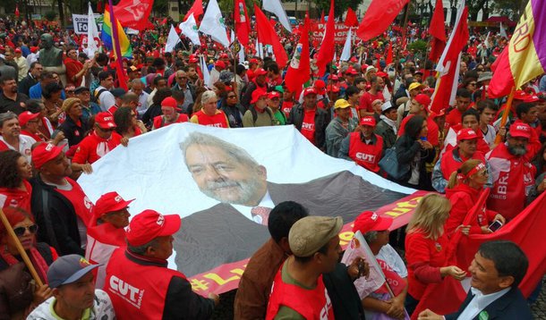 Hoje é um dia histórico. A classe operária está lutando pelo poder político, contra o estado. O que segundo o marxismo é o estágio superior da luta de classes. A classe operária brasileira agora está lutando contra o judiciário! o setor mais reacionário e mais estável do regime, a classe operária está dizendo não ao pilar fundamental do poder da burguesia