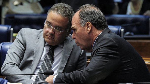 Seis órgãos ligados a movimentos sociais do PSB pediram expulsarão do senador Roberto Rocha (MA) que votou a favor da reforma trabalhista, contrariando a decisão da Executiva nacional da sigla. Quem também será avaliado Fernando Bezerra Coelho (PE), que acompanhou o voto do colega; a acusação é de terem “afrontado e descumprido princípios e disposições insculpidas no Estatuto, no Programa e no Código de Ética e Fidelidade Partidária”