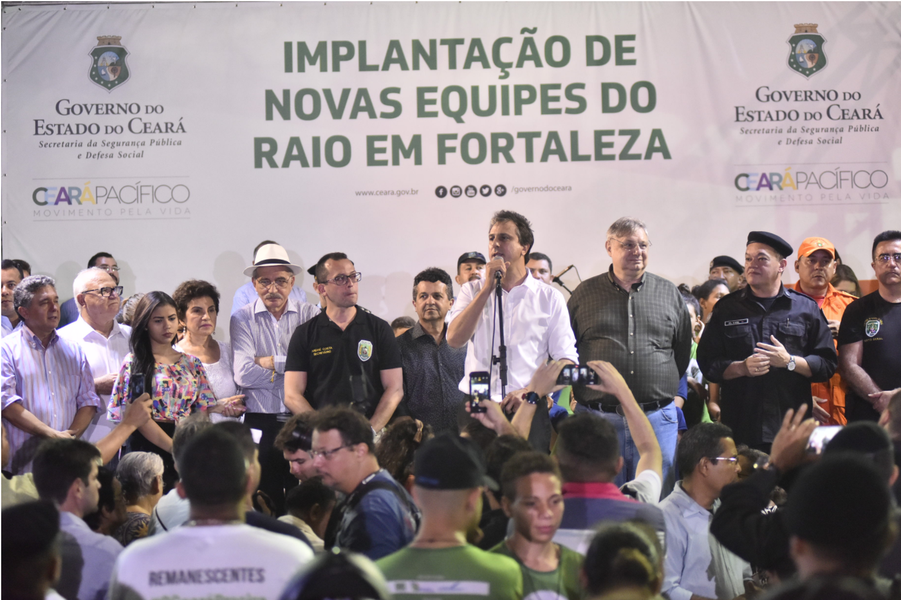O bairro Vila Velha foi o contemplado, na noite desta terça (31), com o reforço do Batalhão de Policiamento de Rondas e Ações Intensivas e Ostensivas (BPRaio) para atuar no combate ao crime. Foram apresentados os 38 policiais que vão realizar o patrulhamento no bairro e região, que contarão com 18 motos e uma viatura para as operações. "Vamos dobrar a capacidade operacional do BPRaio em Fortaleza. É o que há de mais capacitado na Polícia para enfrentar a criminalidade. Os policiais têm habilidade com moto, são bem armados. Saibam que até o meu ultimo dia de governo eu não vou desistir de garantir segurança para o povo cearense", afirmou o governador Camilo Santana (PT)
