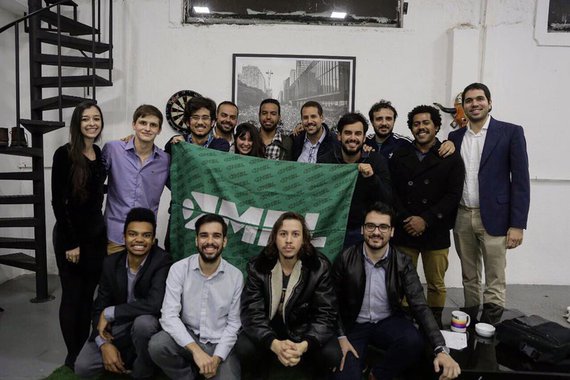 Aproximação entre a gestão do prefeito de São Paulo, João Doria (PSDB), e o Movimento Brasil Livre (MBL), um dos grupos que atuaram para afastar a presidente deposta Dilma Rousseff, ficou mais evidente após o prefeito regional de Pinheiros, Paulo Mathias, se juntar ao movimento; um dos líderes do MBL, Fernando Holiday, foi eleito vereador pelo DEM e está na base de apoio do governo municipal; Mathias, que em abril declarou ser 'favorável ao direito à greve, mas não em dia de trabalho', disse que sua entrada no MBL deverá trazer "mais gestão" ao movimento