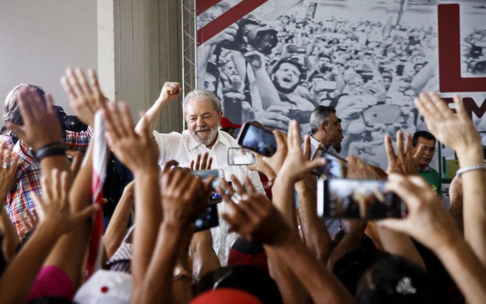 Ato final da passagem da caravana "Lula pelo Brasil" em Sergipe foi de demonstração que os programas sociais implementados pelo ex-presidente fizeram e fazem a diferença na vida da população; vários sergipanos agradeceram pela oportunidade de ter melhorado de vida, através do Bolsa Família, por poder ter acesso ao Ensino Superior, através do ProUni, das cotas e com a ampliação das vagas das universidades públicas; "Saio daqui após conversar com muita gente e passar por várias cidades e digo para vocês que levo de Sergipe a mais grata lembrança e carinho que poucas vezes um ser humano pode receber", disse Lula; De Sergipe, a caravana seguiu para Alagoas