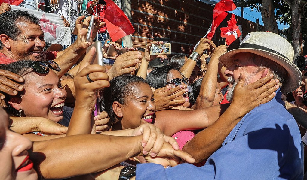 Desesperados com a resiliência de Lula, com sua fenomenal liderança popular, com sua coragem e nobreza política, é só isso que eles querem, que Lula morra. Por isso, Lula deve viver. Viver para resgatar o País das mãos dessa quadrilha que está doando o patrimônio do povo para estrangeiros. Viver para ganhar as eleições de 2018 e anular todas essas reformas que estão destruindo a economia e retirando direitos dos trabalhadores e trabalhadoras do Brasil